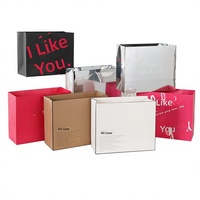 Sac cadeau en carton blanc avec ours en peluche à câliner - Style Instagram personnalisable pour les couples