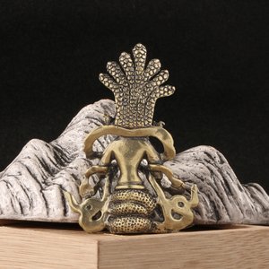 Artefact en laiton népalais fabriqué à la main: Figurine de bodhisattva de dragon doré pour l'affichage à la maison - Product Image 5