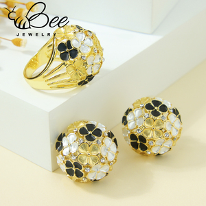 Parure de bijoux ethniques spéciaux en émail noir ovale avec fleurs, couleur or 14 carats, grandes boucles d'oreilles et bagues imposantes, style occidental - Product Image 1