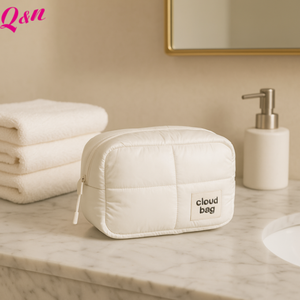 กระเป๋าเครื่องสำอางสุดหรูสีชมพูลายควิลท์พร้อมโลโก้ที่กำหนดเอง - Product Image 2