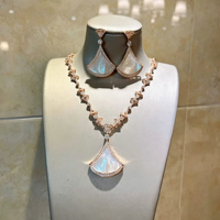 Set Perhiasan XM S411 Berlapis Emas Rose Gold Bentuk Kipas dengan Zirkon Cangkang Putih, Kalung Liontin dan Anting Gantung untuk Hadiah Pernikahan
