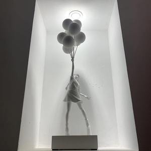 Scultura Pop Art Banksy Ragazza con Palloncino a Cuore, Statua Moderna in Resina per Arredamento Casa, Ufficio e Gallerie d'Arte - Product Image 1
