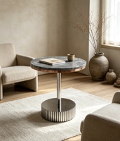 Table d'appoint ronde en marbre gris de luxe avec base en métal cannelé argenté pour hôtel, villa, salon, chambre à coucher