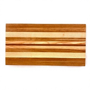 Planche à découper rectangulaire en bois rayé, fabriquée au Vietnam - Product Image 1
