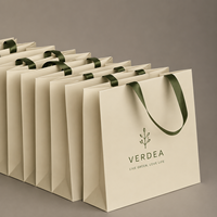 Sacs en papier ondulé de luxe en gros avec poignées, logos CMYK personnalisés, sacs d'emballage haut de gamme blancs pour vêtements, chaussures et cadeaux