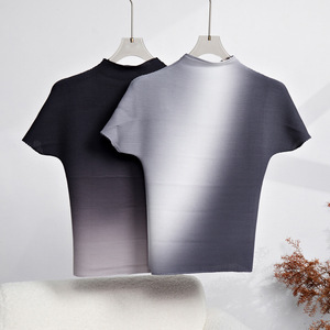 Haute qualité en gros usine Miyake plissé dégradé couleur haut femmes Style décontracté chemise plis T-Shirt à manches courtes - Product Image 1