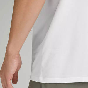 Débardeurs pour hommes en polyester et coton respirant, couleur unie, logo personnalisé, fabrication pakistanaise, haute qualité, en vente. - Product Image 4