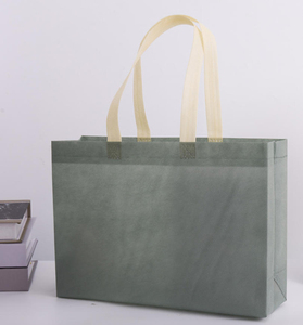 Bolso de hombro cruzado no tejido grueso tridimensional Explosiones Ropa Bolsa de embalaje de compras Impresión de logotipo personalizado - Product Image 6