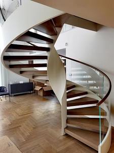 <span class=keywords><strong>Escalier</strong></span> en colimaçon en bois de chêne massif pour les designs de <span class=keywords><strong>bibliothèque</strong></span> traditionnels, les intérieurs de cabanes confortables et les ambiances rustiques pour les lofts modernes - Product Image 2