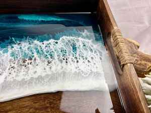 Plateau de service en bois enrichi de résine, conçu pour offrir une présentation élégante des aliments tout en ajoutant une touche décorative à la salle à manger - Product Image 6