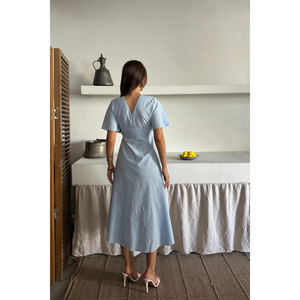 Robe en lin bleu de haute qualité à col en V et boutonnée - Style décontracté vintage tendance avec pompons, taille unique XS-XL, idéale pour les fêtes de jour au printemps - Product Image 1