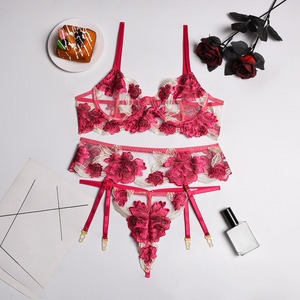 Nouvel <span class=keywords><strong>ensemble</strong></span> trois pièces amusant brodé de grandes fleurs et feuilles, lingerie de Nouvel An tendance avec <span class=keywords><strong>porte</strong></span>-jarretelles - Product Image 5