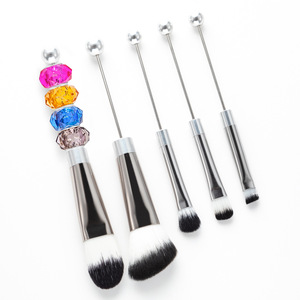Pinceau de maquillage à perles DTY détachable en gros outils de maquillage uniques nouvel ensemble de <span class=keywords><strong>pinceaux</strong></span> de maquillage à perles pour impression de cadeau de Noël d'Halloween - Product Image 2
