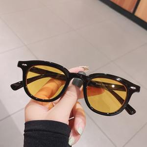 Nouvelle <span class=keywords><strong>tendance</strong></span> de style, lunettes de soleil carrées classiques en plastique pour hommes et femmes, mode coréenne <span class=keywords><strong>2023</strong></span>, lunettes de soleil unisexes pour l'extérieur - Product Image 4