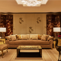 Armoire de présentation en verre luxueux avec cadre doré, éclairage LED, forme d'arc, dimensions personnalisables et résistante