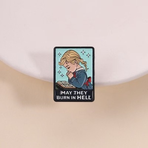 Set di Spille in Metallo Smaltato con Ragazza che Prega, Design Carino e Creativo, con Citazione Elegante e Divertente 'May They Burn Hell', Distintivo da Risvolto - Product Image 3