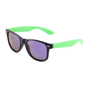 Gafas de Sol Clásicas Ovaladas con Montura Negra y Patillas Verdes, Protección UV400, Unisex, para Viajes, Pesca y Conducción - Product Image 1