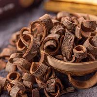 Bâtons d'écorce de cannelle naturelle séchée au soleil, fournis directement par l'usine, matière première à base de plantes, épice, extrait végétal pour la santé et l'alimentation