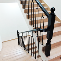 Barrières de balcon modernes en métal noir massif, de conception nouvelle, et rampes d'escalier intérieures en fer forgé, adaptées aux appartements.