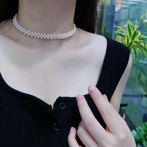 Collar con colgante de flor de encaje italiano, importado, chapado en oro de 14K, perlas naturales de agua dulce de alto brillo de 10-11 mm, para usar en citas o banquetes. - Product Image 4