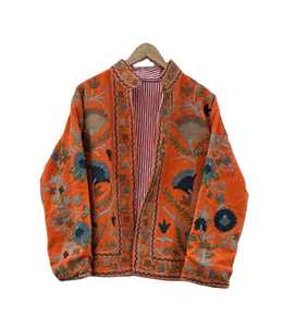 Chaqueta corta de invierno más vendida para mujer, bordado Suzani hecho a mano en tela de terciopelo, chaqueta acolchada de tamaño libre, forro polar estampado - Product Image 1