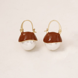 Los pendientes de perlas esmaltados color café, los más vendidos, son sencillos, elegantes y de alta gama. Son versátiles en el día a día. - Product Image 5