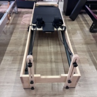 Lit de Pilates Reformer OEM avec barre verticale intégrée, cadre en bois, revêtement en cuir, logo et couleur personnalisés pour studio de Pilates et salle de sport