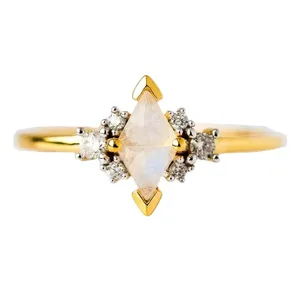 Женское кольцо из серебра 925 пробы с лунным камнем