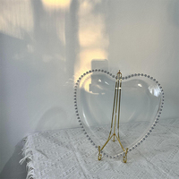 Assiette de présentation romantique en plastique transparent en forme de cœur avec bord perlé argenté, idéale pour les mariages et événements