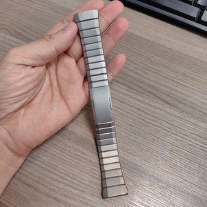 Correa de Reloj de Acero de Titanio de Lujo Antiarañazos para Reloj Inteligente GT 5 PRO con Cierre Desplegable de Liberación Rápida - Product Image 5