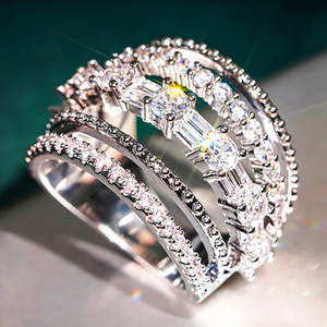 Anello Impilabile Multistrato per Donne, Gioiello da Dito Elegante e Raffinato per Abiti da Sera - Product Image 2
