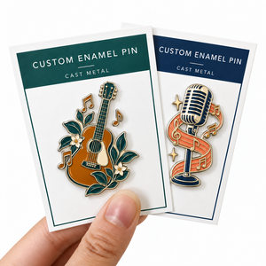 Pins de solapa personalizados de esmalte duro con diseño musical, chapados en oro, de aleación de zinc, con guitarra y micrófono vintage, insignia de esmalte duro - Product Image 1