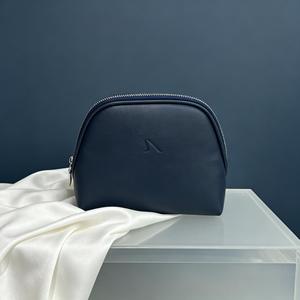Pochette cosmétique en cuir PU en forme de coquille, étanche, avec logo embossé, pour le rangement des produits de soin de la peau, idéale pour les voyages. - Product Image 3