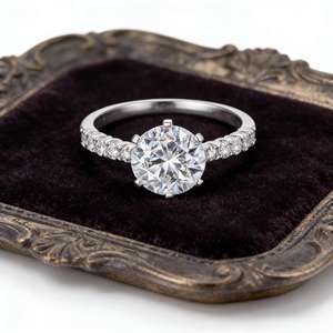 Bague de fiançailles 2026ZP en argent 925 plaqué or 18 carats avec halo de moissanite et pierres latérales serties à griffes, bijoux de fête - Product Image 1