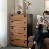Coiffeuse de maquillage en bois massif de style médiéval vintage avec tiroirs intégrés, design rétro multi-niveaux pour chambre à coucher au pied du lit