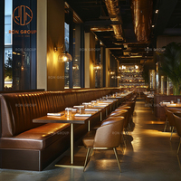 Ensemble de mobilier de restaurant sur mesure Ron Group : banquette capitonnée, table carrée en bois massif, chaise en cuir
