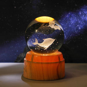 Lámpara de Noche de Bola de Cristal con Patrón del Universo Grabado con Láser 3D, Rotación Automática Personalizable - Product Image 2