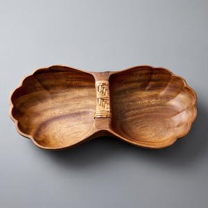 Plateau de service en bois artisanal élégant, forme irrégulière, design classique, finition polie, plateau en bois massif, utilisation élégante sur la table - Product Image 1