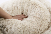 Nouveau lit-coussin pour chat et chien 2021, design de créateur, forme donut, en fausse fourrure unie, luxueux et doux, pour l'hiver et le printemps, taille et couleur personnalisables