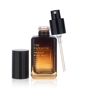 ขวดสเปรย์แก้วสีเหลืองอำพันทรงเหลี่ยมแบบไล่เฉดสี ขนาด 50 มล. ก้นหนา หรูหรา ยี่ห้อ YAN Packaging พร้อมฝาพลาสติก สำหรับโทนเนอร์บำรุงผิวหน้า - Product Image 3