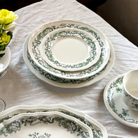 Service de vaisselle en céramique vert olive vintage français, motif floral en relief, compatible micro-ondes, assiette, bol, tasse, soucoupe, design circulaire