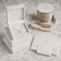 Boîte à collier en carton blanc avec bordure dorée, fermeture magnétique, emballage de bijoux personnalisé avec logo pour pendentif en perle, vente en gros