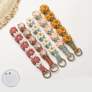 Petite marguerite tissée à la main lanière <span class=keywords><strong>de</strong></span> <span class=keywords><strong>téléphone</strong></span> portable pendentif <span class=keywords><strong>de</strong></span> chaîne <span class=keywords><strong>de</strong></span> <span class=keywords><strong>téléphone</strong></span> portable frais artistique sac créatif chaîne suspendue <span class=keywords><strong>de</strong></span> <span class=keywords><strong>téléphone</strong></span> portable - Product Image 1