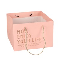 Logo personnalisable estampage Sacs cadeaux simples Emballage de carton ondulé réutilisable pour la Saint-Valentin gaufrage laminage mat UV