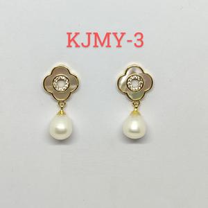 Pendientes de perlas de agua dulce de latón hechos a mano de calidad premium para bodas, fiestas y aniversarios. Disponibles para la venta. - Product Image 3