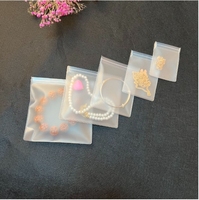 Sac en plastique givré texturé hautement scellé pour un rangement pratique des colliers et autres bijoux