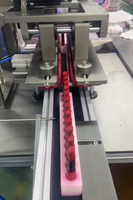 Machine automatique de vissage de tubes pour rouge à lèvres
