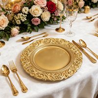 Assiettes de présentation baroques or champagne avec bord festonné orné pour une mise en scène de table de banquet de mariage aux tons pastel doux