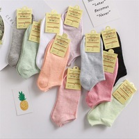 Chaussettes de bateau courtes de couleurs fantaisie pour femmes pour l'été mince coupe basse longueur de cheville tricoté utilisation quotidienne avec logo sur le bas de la manchette du corps