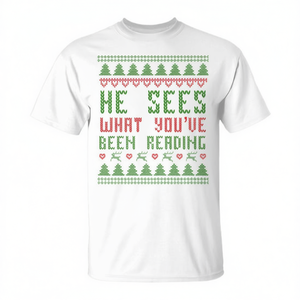 Él ve lo que has estado leyendo, camiseta Tri Blend con diseño de libro navideño - Product Image 2